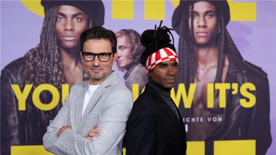 Simon Verhoeven (l) und Fabrice Morvan bei der Premiere von „Girl You Know It’s True“ in München.