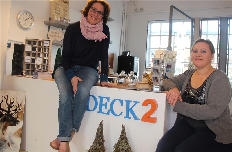 Simone Kleinheinz (links) und Tina Makareinis-Chamouni haben in der Malerschule ihre Kreativwerkstatt eingerichtet. Foto Michaelis