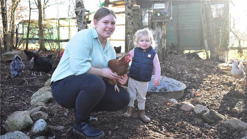 Sina Bernhard und ihre zweijährige Tochter Elia mit einem besonderen Huhn. Die junge Mutter will eine Ranch mit tiergestützten Angeboten eröffnen.