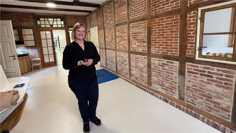 Sina Peters, Leiterin der Kita Neuland, steht in dem 1847 errichteten Hauptgebäude.