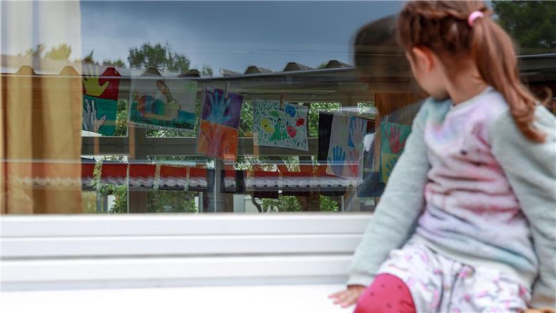 Sind Kinder gestresst, zeigt sich das oft an ihrem Verhalten. Eltern sollten sensibel reagieren.