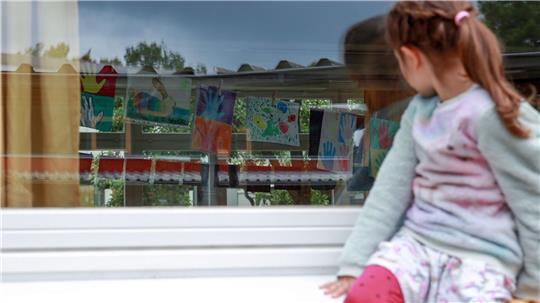 Sind Kinder gestresst, zeigt sich das oft an ihrem Verhalten. Eltern sollten sensibel reagieren.