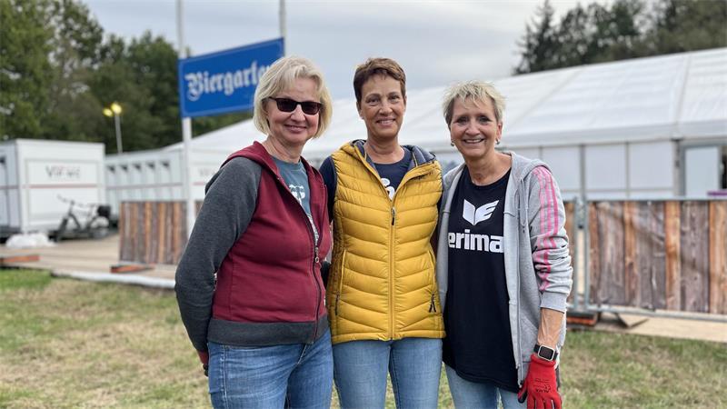 Tonnen an Material: So viel Arbeit steckt im Oktoberfest Revenahe Sind Teil des Deko-Teams (von links): Meike Dettmann, Sandra Perbandt und Gaby Tetzlaff.