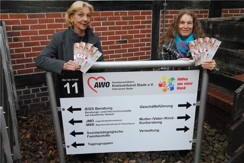 Sind ansprechbar für Frauen in Not: Claudia Ludwig-Meister (links) und Renate Winkel von der Beratungsstelle Biss mit dem neuen Flyer. Foto: Stief