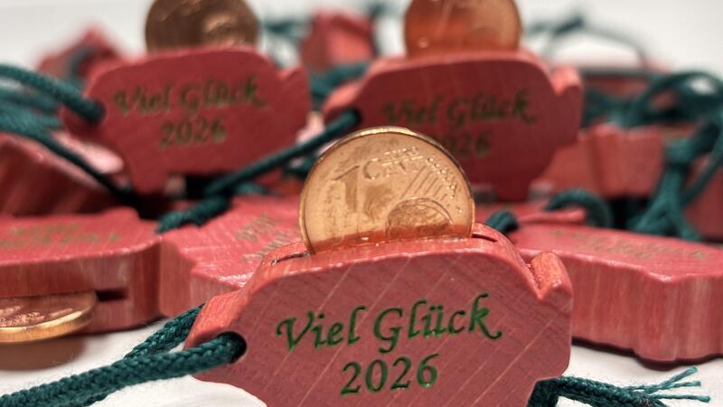 Sind begehrt und sollen Glück bringen: die TAGEBLATT-Schweinchen mit dem Cent-Stück im Rücken.