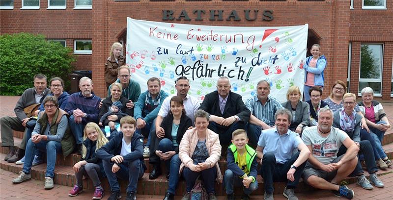 Sind gegen die Erweiterung der Biogasanlage mitten im Dorf: Die Anwohner aus Wedel. Foto: Fehlbus