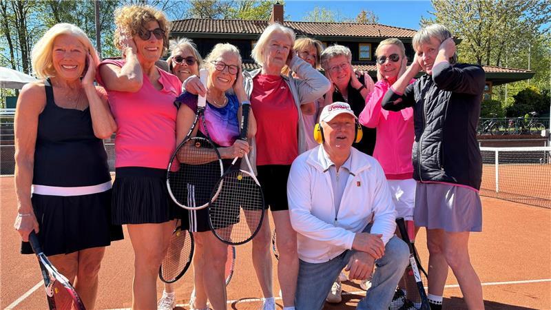 Sind genervt vom Piepen, nehmen es aber mit Humor. Die Tennisdamen und Klaus-Dieter Schmidt vom Stader Tennis Club am Lönsweg.