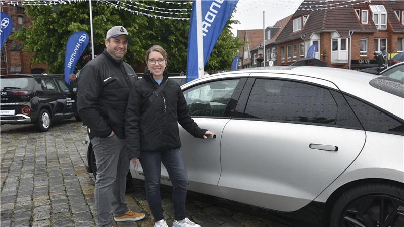 Sind von den Vorteilen von E-Autos überzeugt: das Ehepaar Bröhan.