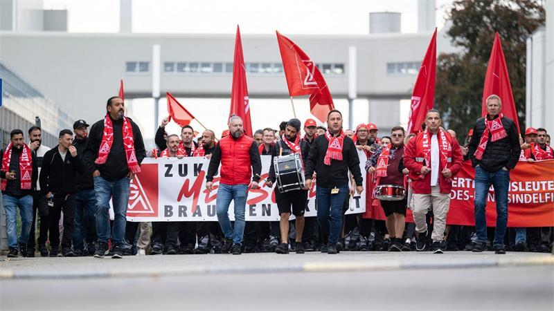 Sindelfingen: Beschäftigte der Mercedes-Benz AG vor Betriebsversammlung – IG Metall ruft zum Automobil-Aktionstag auf