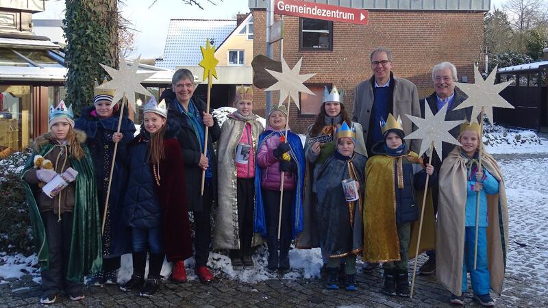 Buxtehuder Lions-Stiftung unterstützt evangelische Kirche Singen für einen guten Zweck: Die Erwachsenen von links nach rechts im Kreise der Sternsinger-Kinder: Diakonin Ilse Mörchen, Thomas Butter und Helmut Schulze (1. und 2. Vorsitzender der Lions-Stiftung).