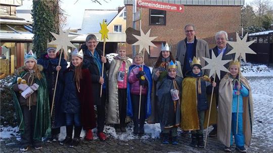 Singen für einen guten Zweck: Die Erwachsenen von links nach rechts im Kreise der Sternsinger-Kinder: Diakonin Ilse Mörchen, Thomas Butter und Helmut Schulze (1. und 2. Vorsitzender der Lions-Stiftung).
