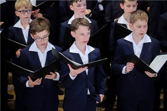 Singen geistliche und weltliche Lieder aus vielen Jahrhunderten: der Dresdner Kreuzchor. Foto: Grit Dörre