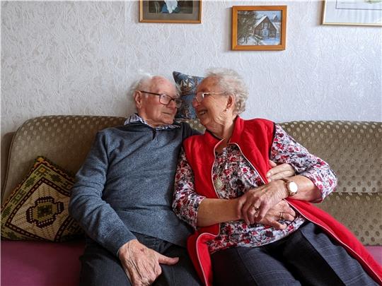 Singen gerne zusammen: Margret und Richard Sumfleth in ihrem Wohnzimmer. Foto: Battmer