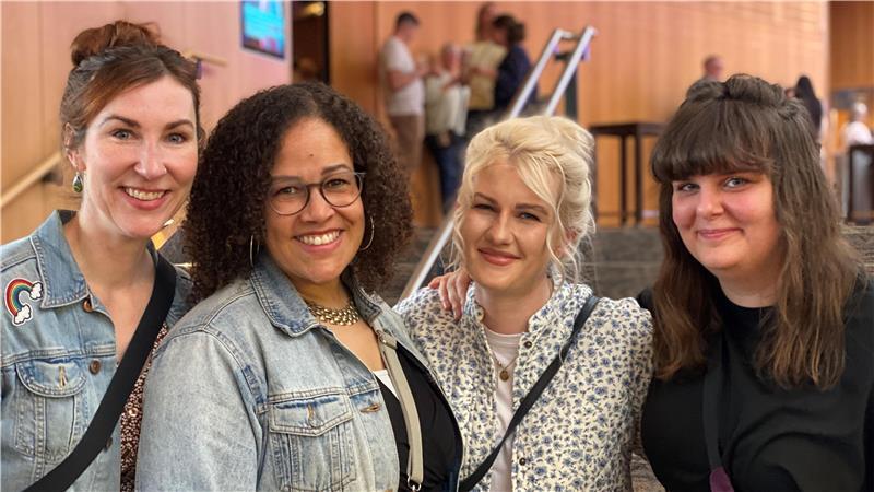 Singen im Rudel mit Freundinnen: Die Staderin Henrike Sandtner (rechts) hat Jasmin Reckers, Celilia Röhrig und Sabine Heins aus Hesedorf, Bremervörde und Himmelpforten im Schlepptau.