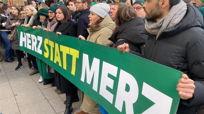 Mehr als 20.000 demonstrieren in Hamburg gegen CDU und AfD Singend ruft die Hamburger Grünen-Spitze zum Widerstand gegen Faschismus auf.