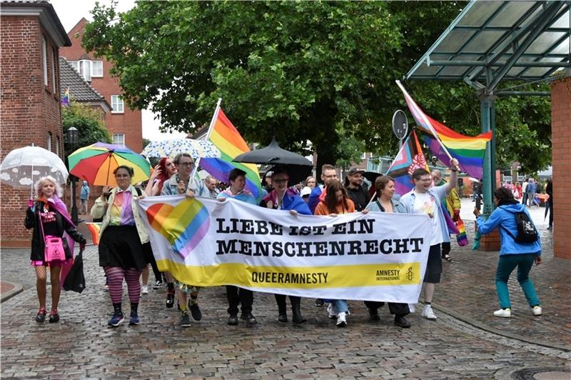 Für mehr Akzeptanz und Aufmerksamkeit: 350 Menschen beim CSD in Stade Singin‘ in the rain: Die quere Community zieht gutgelaunt durch die Innenstadt in Stade und feiert den Cristopher Street Day. Fotos: Felsch