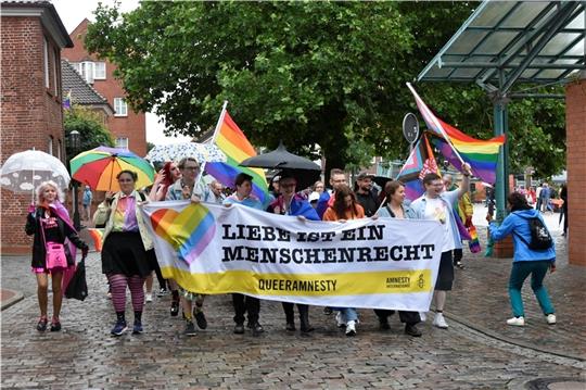 Singin‘ in the rain: Die quere Community zieht gutgelaunt durch die Innenstadt in Stade und feiert den Cristopher Street Day. Fotos: Felsch