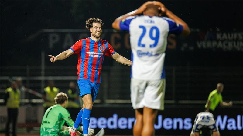 D/A-Walze mit Spielwitz und ein angestachelter Stürmer mit Willen Sinnbild eines verrückten Spiels: Christopher Schepp feiert seinen Treffer zum 8:2, die Kickers können es nicht fassen.
