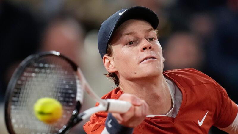 Sinner folgt Alcaraz ins Viertelfinale der French Open Sinner hatte mit dem unkonventionellen Spiel des Franzosen Moutet zunächst große Probleme (Archivbild).