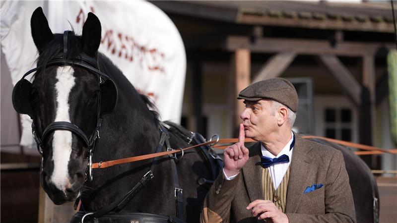 Mit Colt, Tamburin und Pfeife: Das sind die Gaststars in Bad Segeberg Sir John Raffley als Paraderolle für Heinrich Schafmeister.