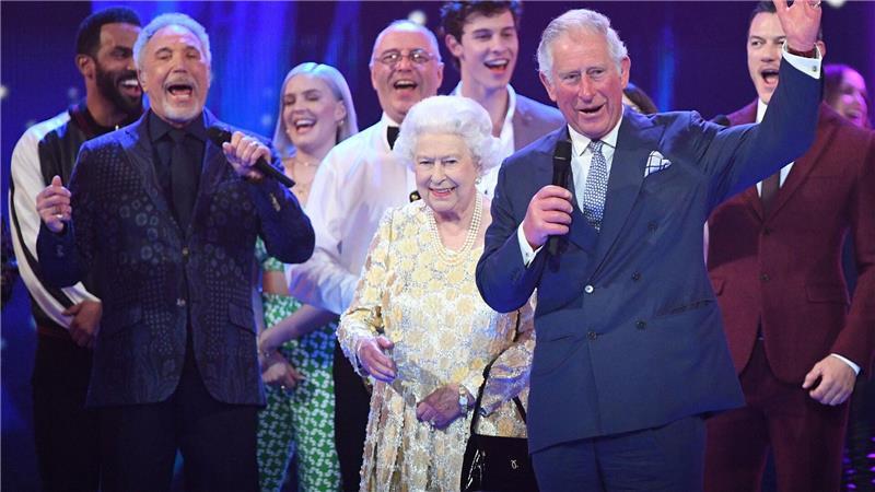 Sir Tom Jones trat beim 92. Geburtstag für Queen Elizabeth II. auf, die ihn 2006 zum Ritter geschlagen hatte.