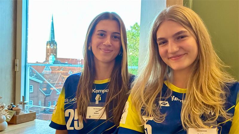 Siri Kuhnert (links) und Carlotta Fröhlich sind extra für den Handball nach Buxtehude gekommen.