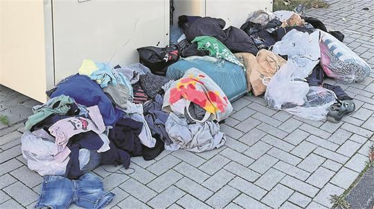 Situationen wie diese im Herbst 2025 sind für DRK-Kreisgeschäftsführer Rolf Eckhoff jedes Mal aufs Neue ein Ärgernis. Fälle illegaler Müllentsorgung in den Altkleidercontainern sollen jetzt sogar zur Anzeige gebracht werden.
