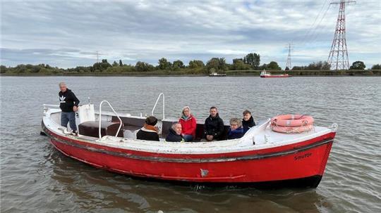 Sitzen in einem Boot: Fährmann Holger Blohm setzt die Vertreter von Samtgemeinde Lühe, Landkreis Stade und Land Niedersachsen mit Lühesand-Campingplatzbetreiber Philipp Köhnken (3. von rechts) über.