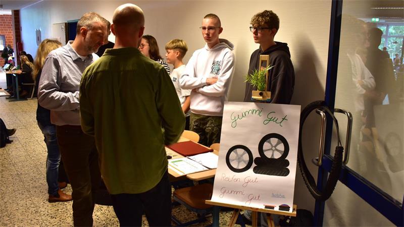 Sitzmöbel und Schlüsselanhänger aus alten Autoreifen. Hier hören sich Dralle und Bunzel an, wie die Schüler ihr Projekt wirtschaftlich und finanziell umsetzen würden.