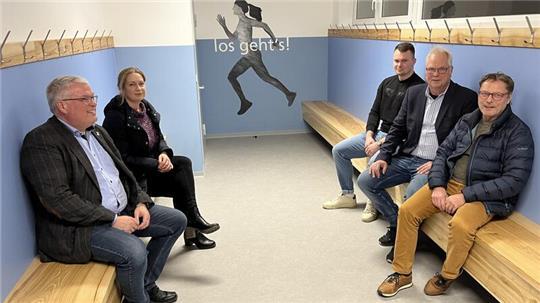 Sitzprobe in der sanierten Umkleide der Schulsporthalle (von links): Jorks Bürgermeister Matthias Riel, Bauingenieurin Sandra Köster, Fynn Meyer, ASC-Vorsitzender Dieter Köpke und Jörg Gilke.