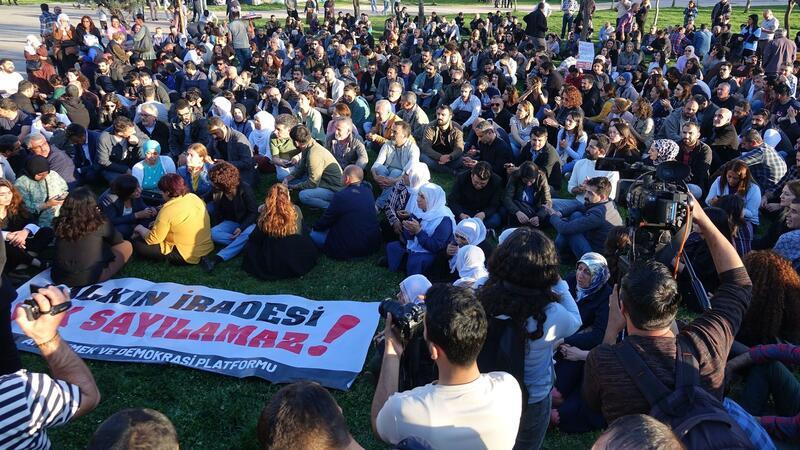 Sitzstreik und Protest in Diyarbakir: „Der Wille des Volkes kann nicht ignoriert werden“.