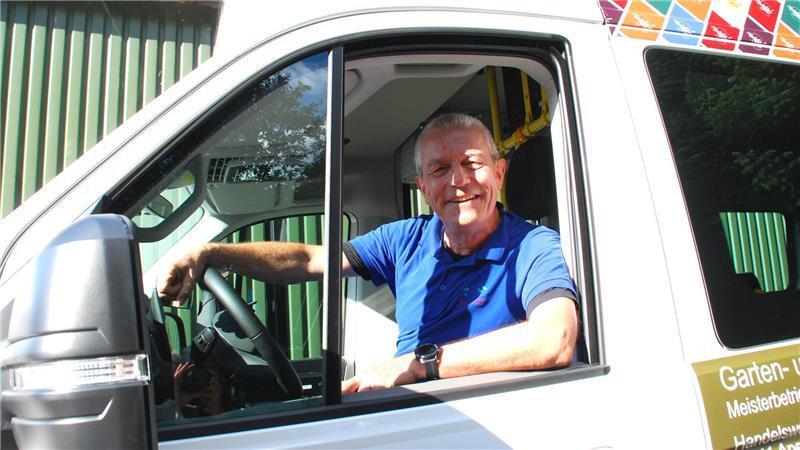 Sitzt gerne vorne: Bernhard Zimmermann in dem neuen Bürgerbus für Apensen.