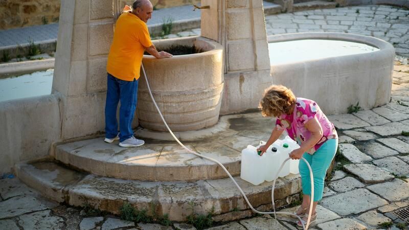 Wasserknappheit in Urlaubsländern Sizilien leidet unter einer verheerenden Dürre. Für fast eine Million Einwohner ist das Wasser streng rationiert.
