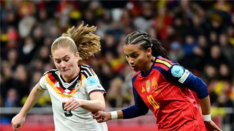 „Tut extrem weh“: Titeltraum der DFB-Frauen platzt Sjoeke Nüsken (l) im Duell mit Spaniens Toptalent Vicky Lopez.