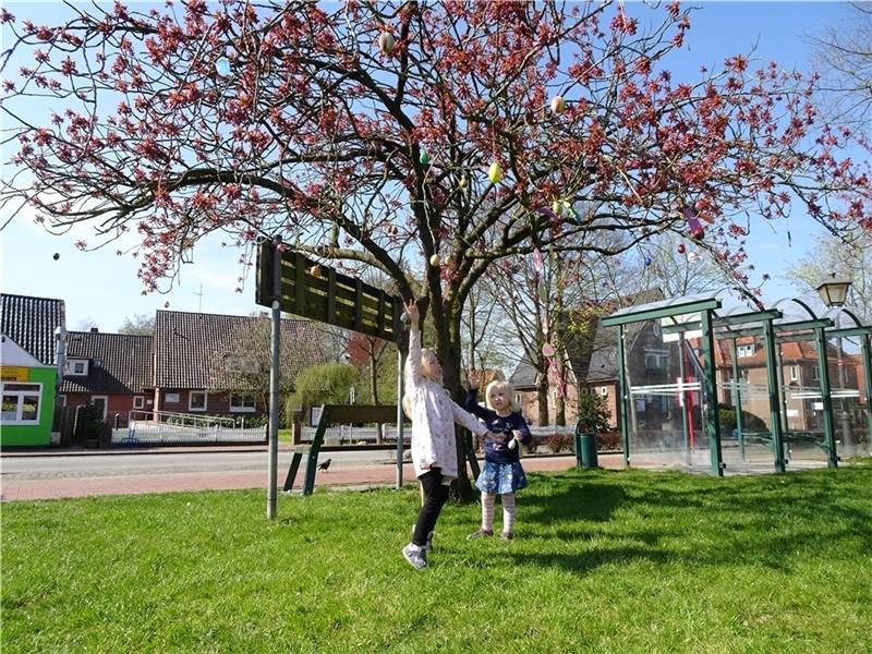 Skadi und Anni Koch aus Guderhandviertel haben den Osterbaum in Jork mit ihren Eltern Marina und Bastian Koch geschmückt.