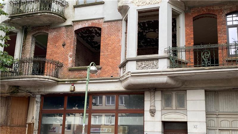 Dieses Gammel-Haus alarmiert die Stadt Bremerhaven Skandalös: Das denkmalgeschützte einst prachtvolle Gründerzeithaus Hafenstraße 42 sollte für zwei Millionen Euro saniert und wieder vermietet werden. Foto: Schwan