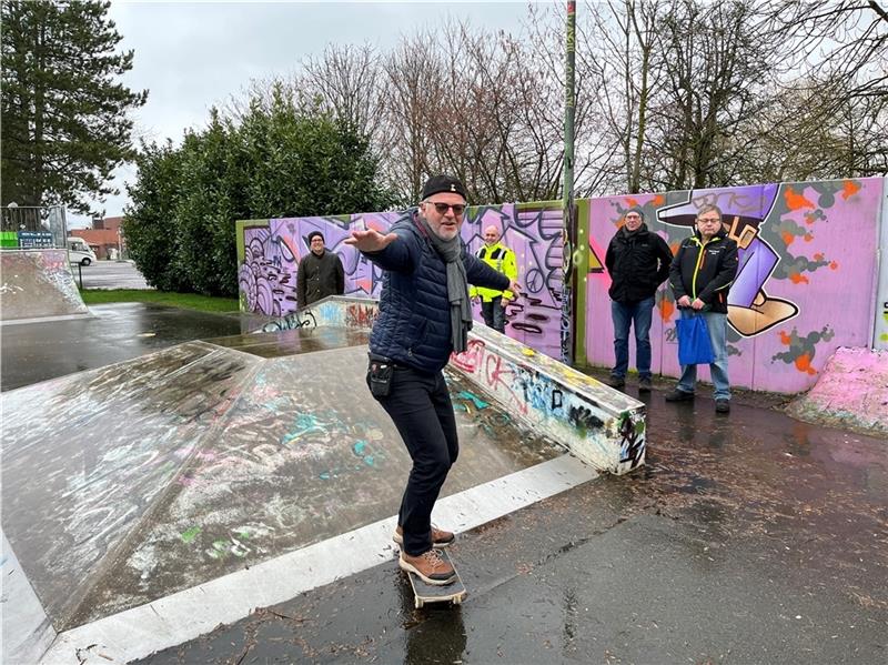 Skateboarder im Herzen: Frank Deppe von der Jugendkonferenz (Juko) stieg beim ersten Planungsgespräch auf das Rollbrett. Skateranlagen-Planer Jens Lüneburg, Thomas Gasa (Bauamt), Heinz Meyn (Juko) und der Jugendpfleger der Gemeinde Jork, Ge