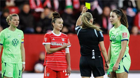 Skepsis bei den deutschen Nationalspielerinnen: Schiedsrichterin Fabienne Michel zeigt Lena Obersdorf (rechts) die Gelbe Karte.