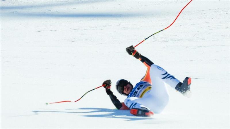 Ski-WM in Österreich: der Deutsche Luis Vogt utscht nach seinem Sturz in den Zielraum.