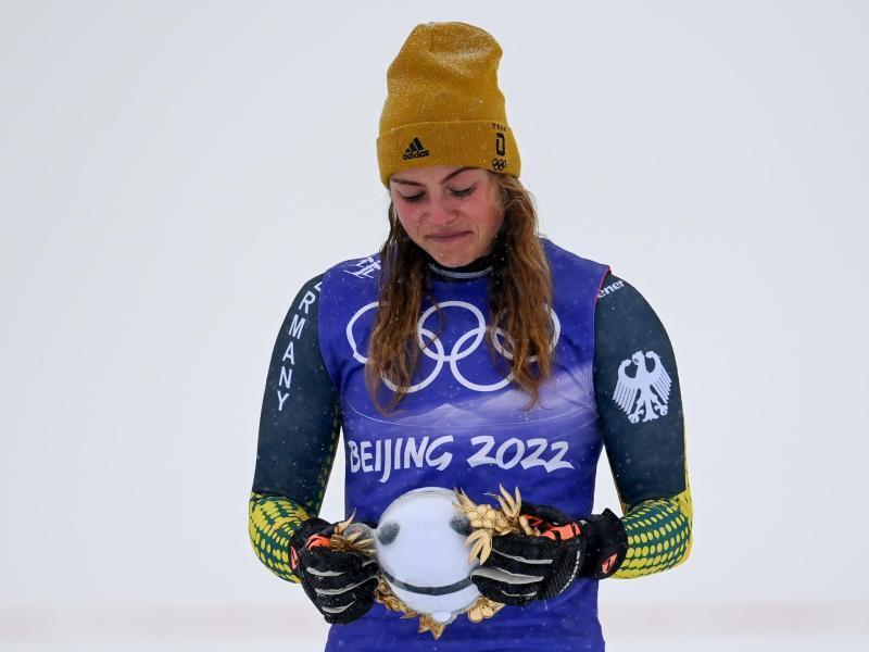 Skicrosserin Daniela Maier kämpft während der Flower Ceremony nach ihrem Bronze-Erfolg mit den Tränen. Foto: Angelika Warmuth/dpa