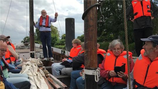 Skipper Jörn Möller begrüßt in Oberndorf die Gäste an Bord des Kutters Onkel Ernst.