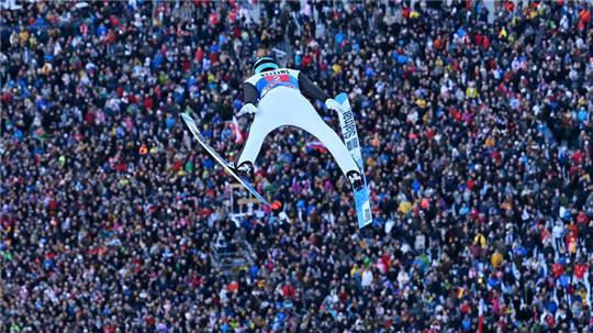 Skispringer Anze Lanisek (Slowenien) bei der Vierschanzentournee 2023 in Aktion.