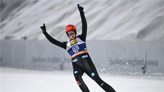 Skispringer Karl Geiger gewann am Wochenende gleich zweimal in Klingenthal.