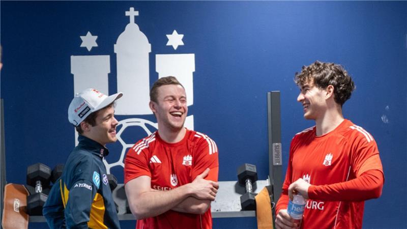 Skispringer-Olympiasieger Philipp Raimund (l-r) unterhält sich mit den Hamburger Handballern Moritz Sauter und Elias Kofler.