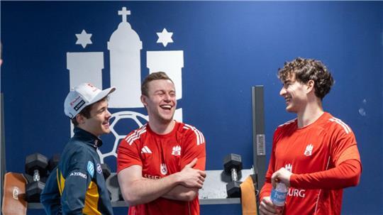 Skispringer-Olympiasieger Philipp Raimund (l-r) unterhält sich mit den Hamburger Handballern Moritz Sauter und Elias Kofler.