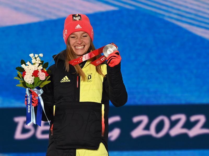 Skispringerin Katharina Althaus mit ihrer Silbermedaille. Foto: Angelika Warmuth/dpa