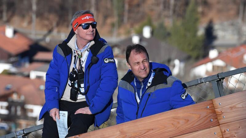 Skisprung-Rennleiter Sandro Pertile (r) hat große Visionen.