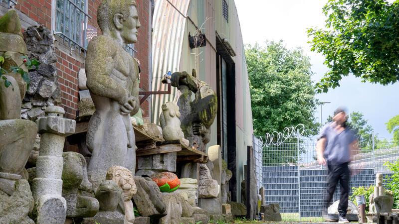  Skulpturen stehen im Außenbereich der Bildhauerwerkstatt in der JVA Bremen