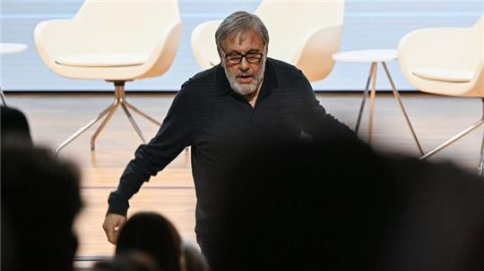 Slavoj Zizek verlässt nach seiner Rede die Bühne.