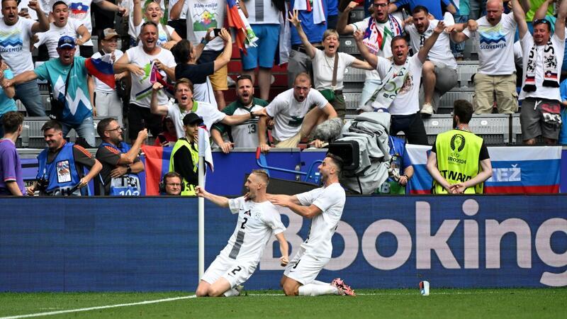 Jovic rettet Serbiens EM-Hoffnungen - „Ich liebe ihn sehr“ Sloweniens Zan Karnicnik (l) jubelt nach seinem Tor mit Mitspieler Andraz Sporar an der Eckfahne.